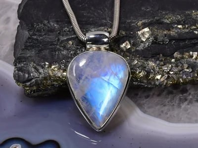 Von der Natur inspiriert: Entdecke einzigartigen Edelsteinschmuck bei CrystalScents
