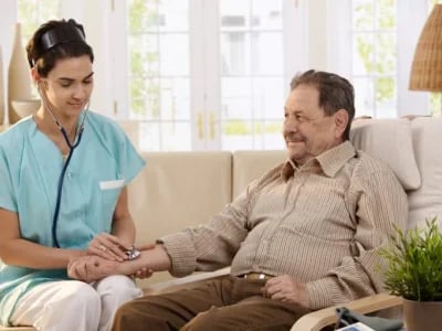 Unternehmensberatung Pflegedienst und Mobilitätshilfen: Wie sie zusammenarbeiten, um Patienten zu unterstützen