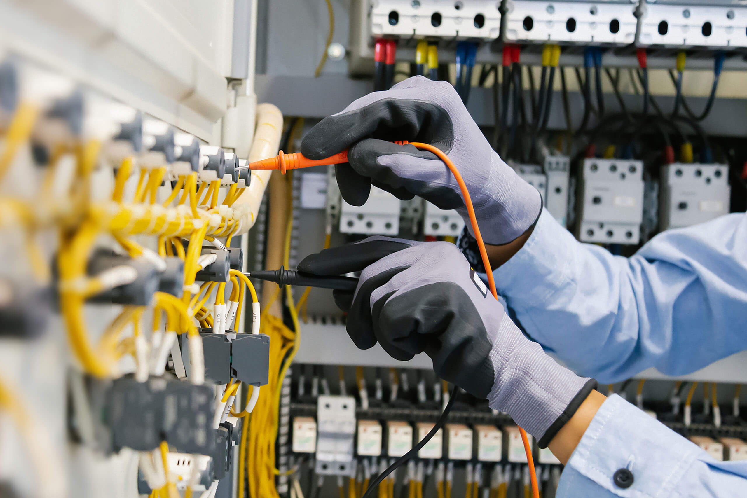 Warum die Prüfung ortsfester elektrischer Anlagen nach BetriSichV unverzichtbar ist