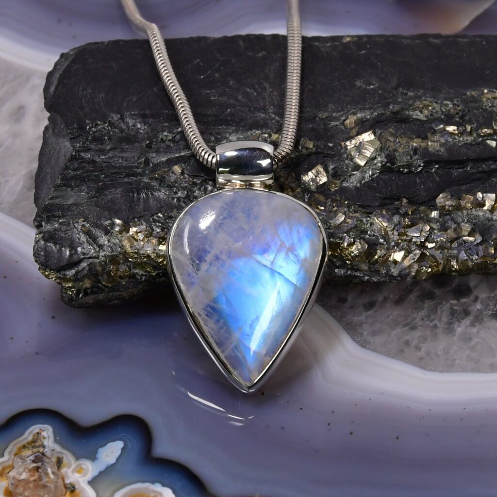 Von der Natur inspiriert: Entdecke einzigartigen Edelsteinschmuck bei CrystalScents