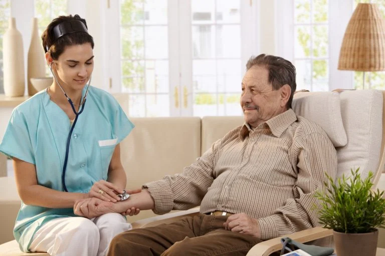 Unternehmensberatung Pflegedienst und Mobilitätshilfen: Wie sie zusammenarbeiten, um Patienten zu unterstützen