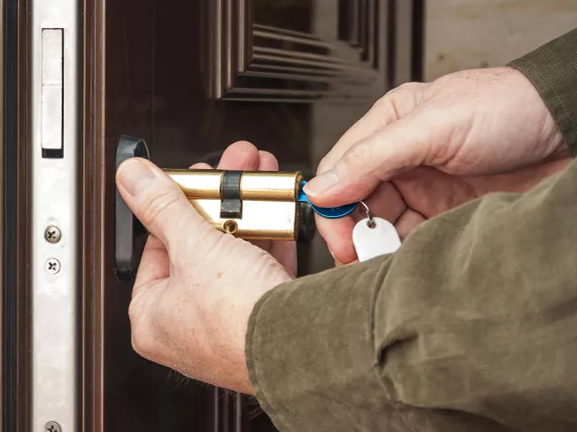 Schlüsseldienst Reinickendorf vs. DIY: Wann sollten Sie einen Profi rufen?